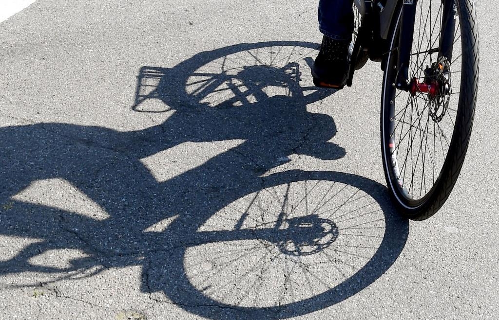 Radfahrer (87) fährt bergauf ohne zu treten – jetzt hat er ein Strafverfahren am Hals