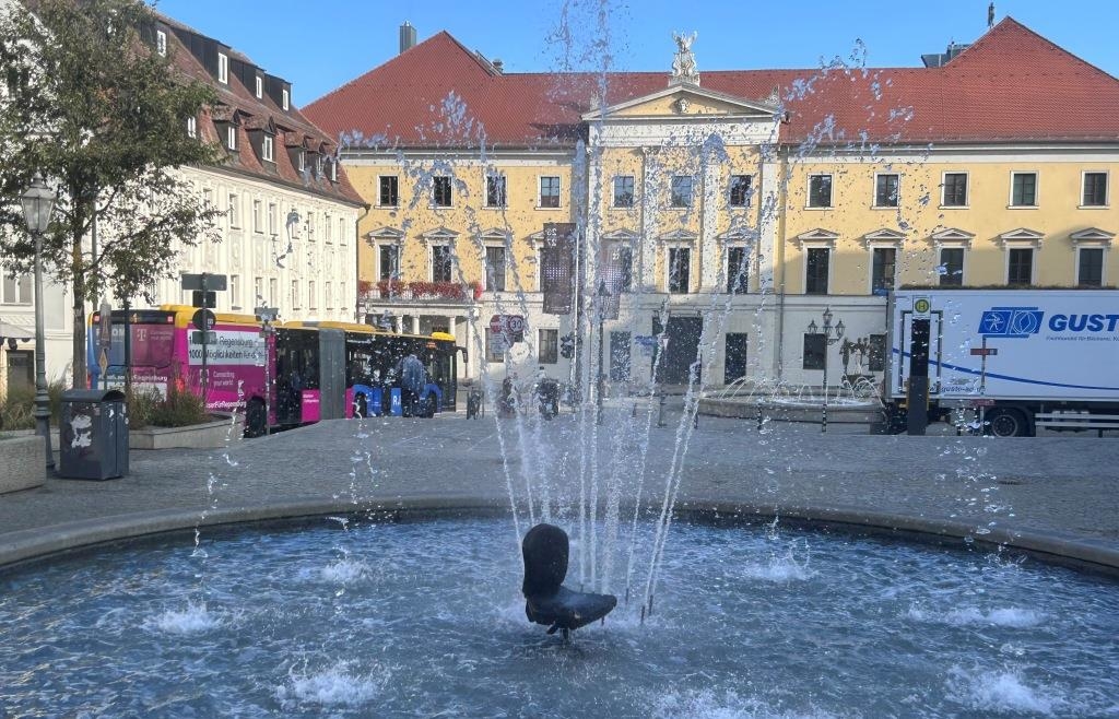 Bürostuhl in Regensburger Brunnen: Wer macht denn bitte so was?
