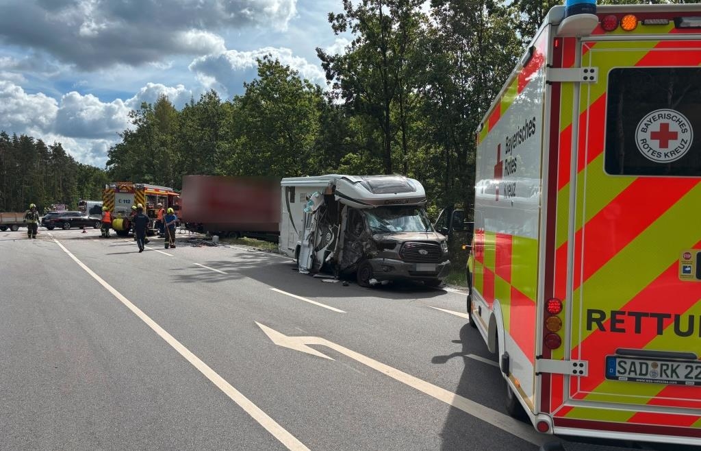 Schwerer Unfall auf der B85 bei Bruck – Straße war zeitweise komplett gesperrt