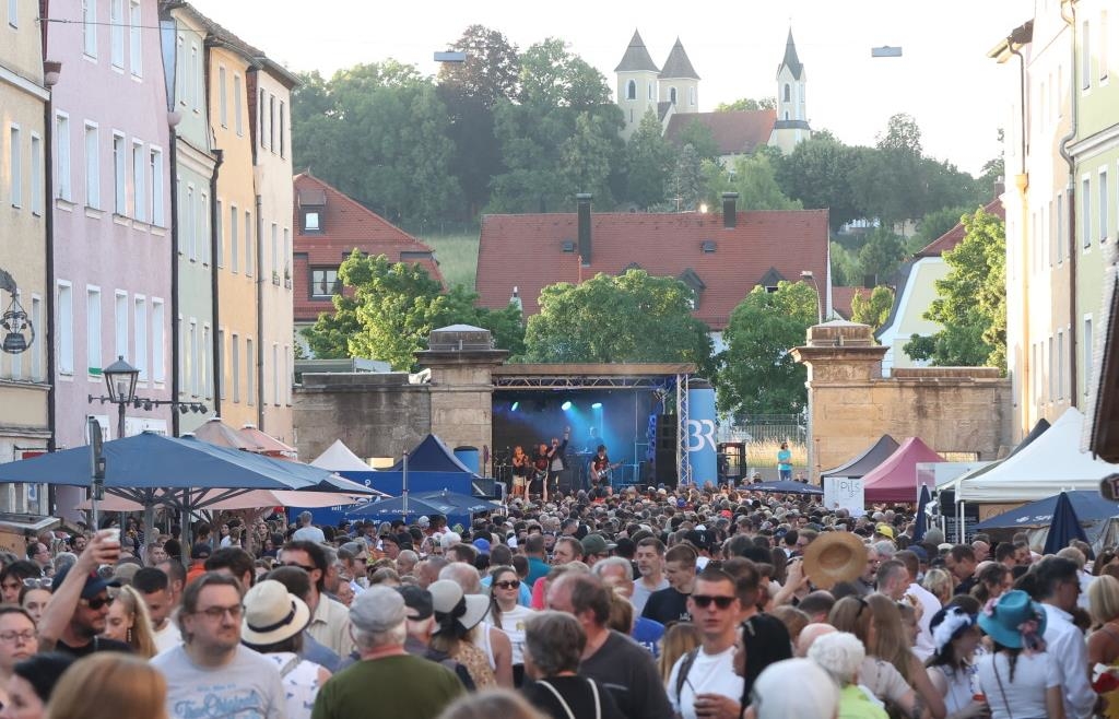 Bei fast jeder größeren Veranstaltung in der Altstadt in Regensburg gibt ...