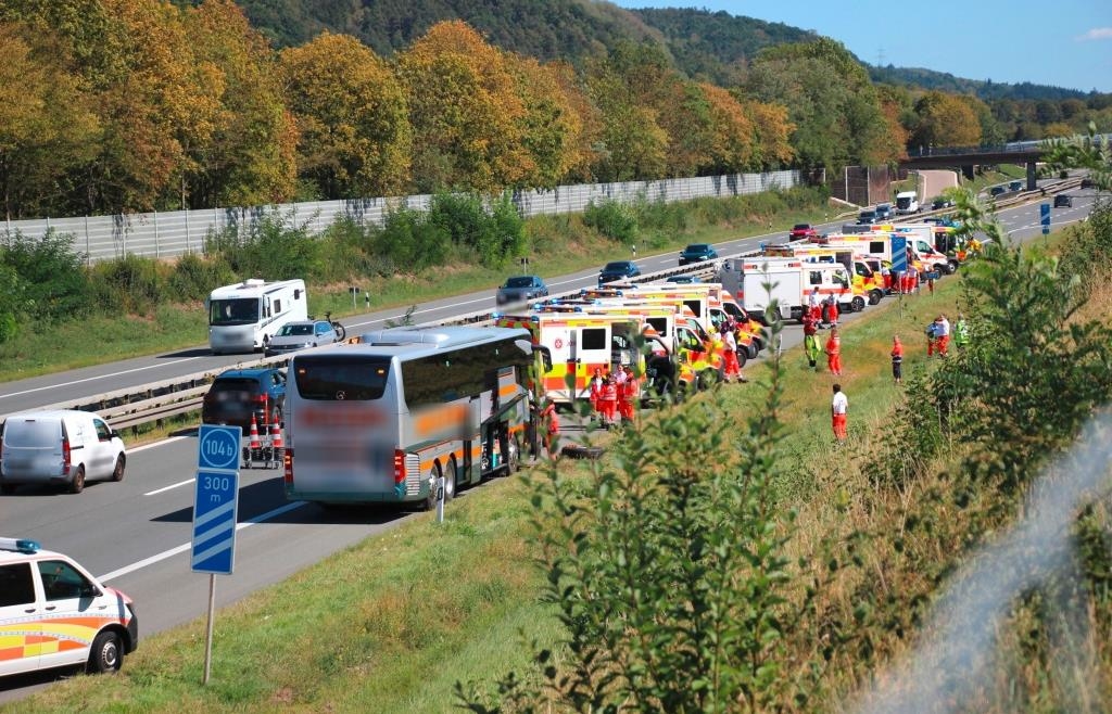 20 Verletzte nach Unfall mit Reisebus bei Wörth an der Donau