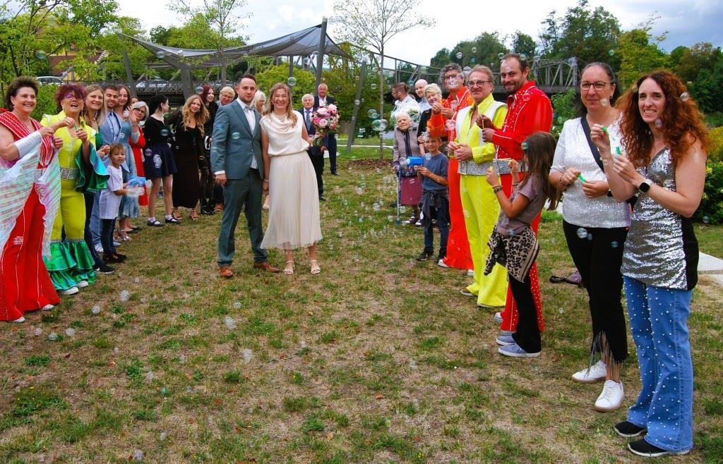 Julian und Felicitas geben sich auf den Regentrerrassen in Roding das Ja-Wort