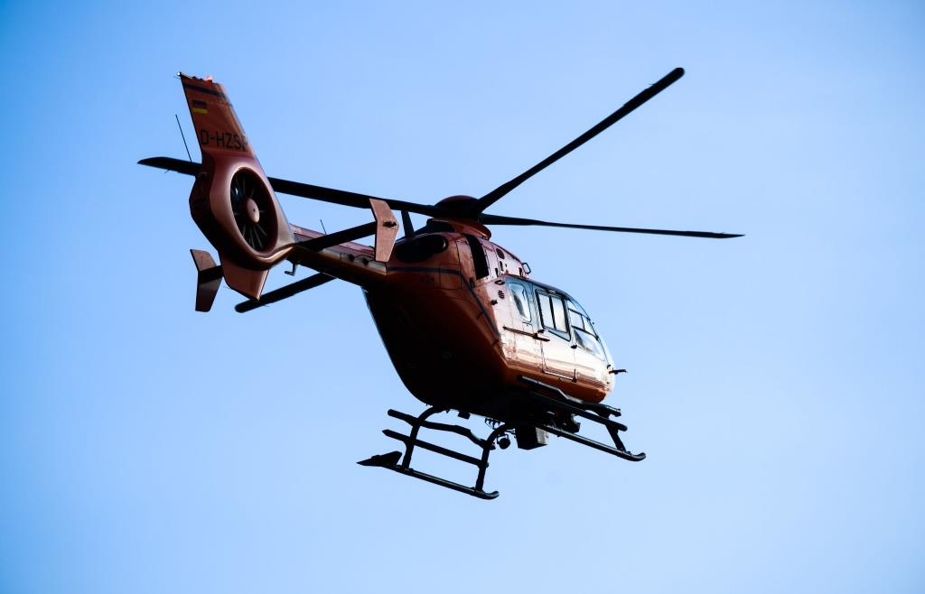 Motorradfahrer (59) stürzt bei Überholmanöver in Runding und wird schwer verletzt