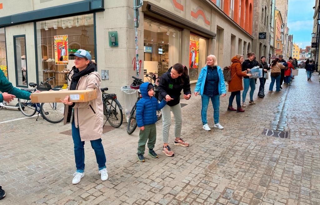 Fast 100 Helfer: Regensburger Kult-Papeterie „Schau hi“ zieht per ...