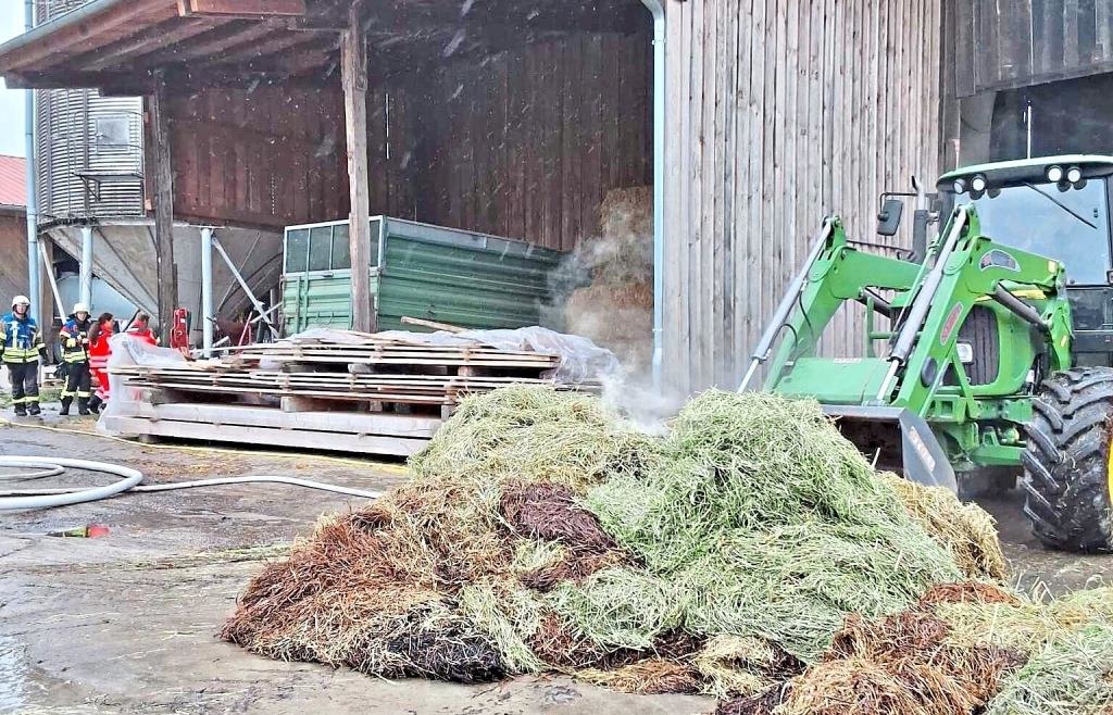 Hay in barn at Reishof catches fire: 32 Cham fire departments rush to the ...