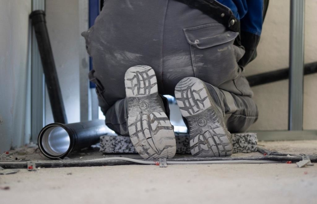 Woman (52) calls tradesman and gropes him violently on his buttocks and ...