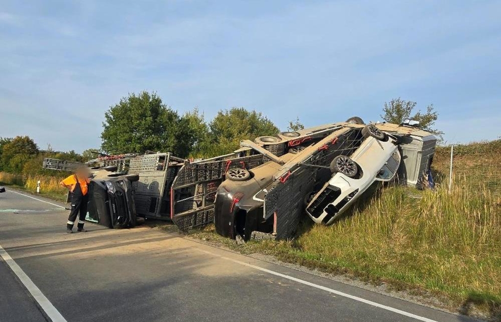 Van lands in ditch on B20 and loses two cars: €500,000 in damages