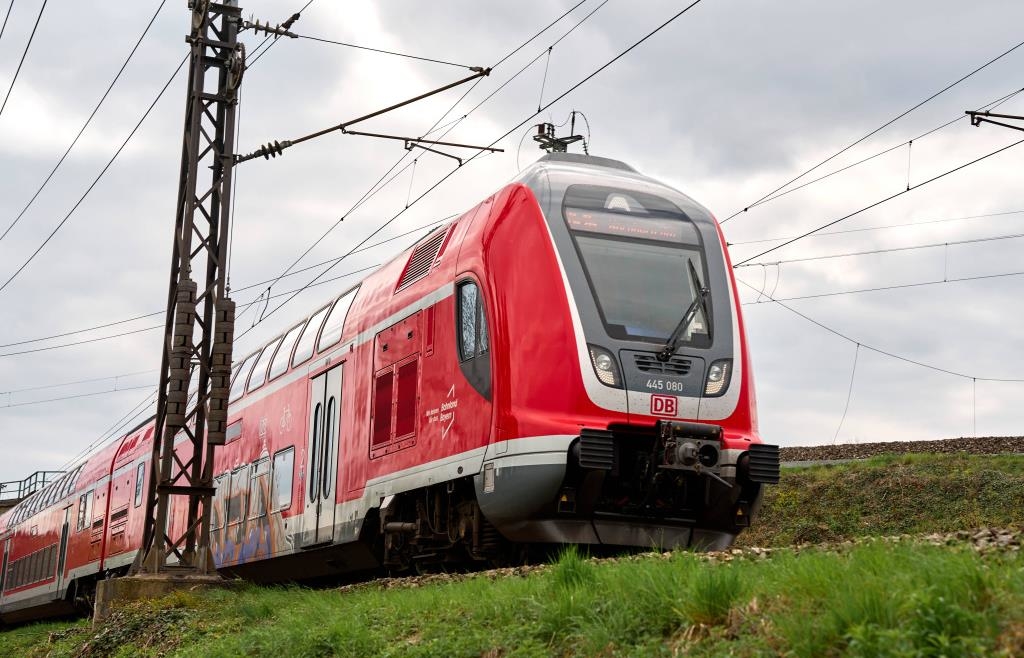 Bundeswehr-Sattelzug steckt unter Brücke fest: Bahnstrecke Nürnberg-Schwandorf gesperrt