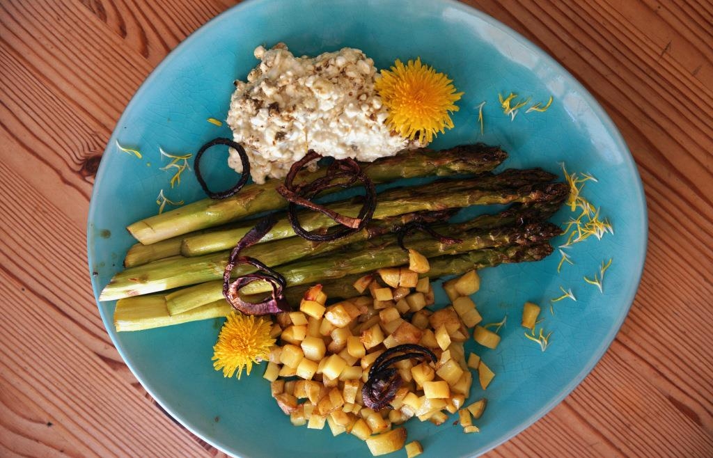 Kürbiskernöl und Löwenzahnblüten verfeinern erntefrischen Spargel