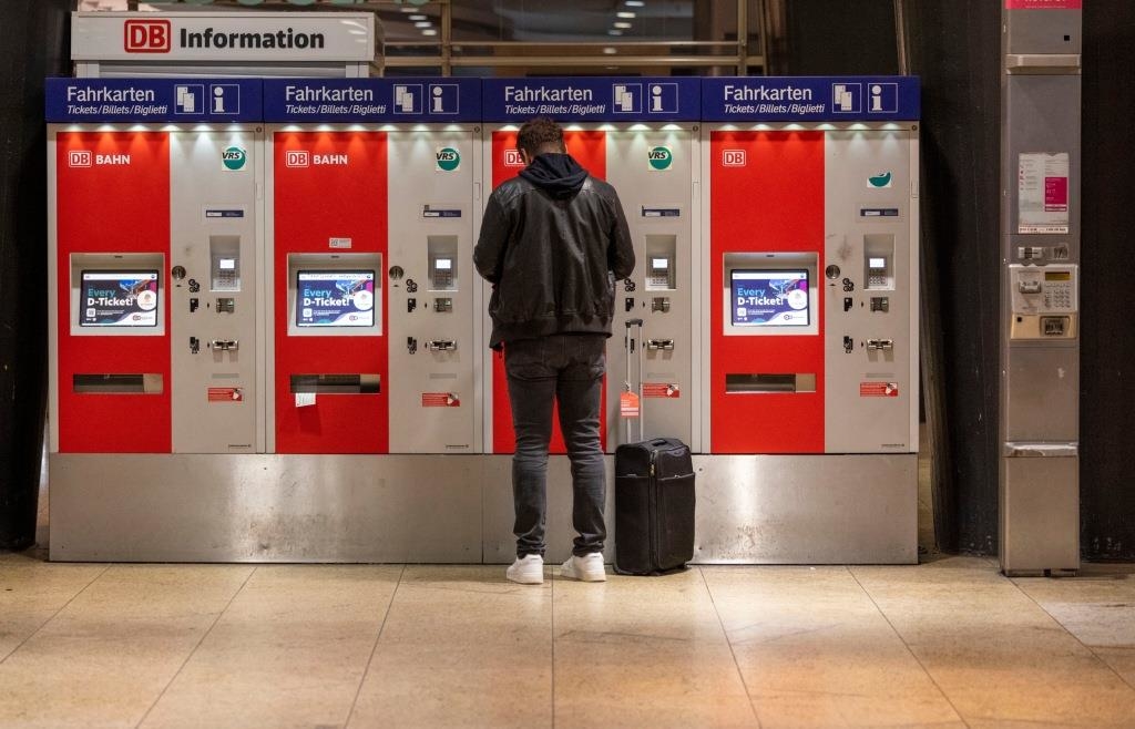 Unknown assailant attacks 68-year-old at Regensburg train station and ...