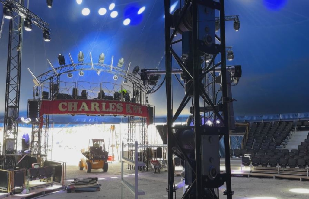 Zirkus mit 100.000 Litern Wasser: Charles Knie gastiert erstmals in ...