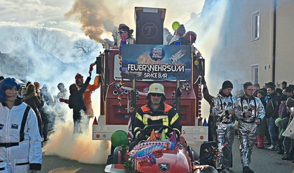 Rekordverdächtiger Gaudiwurm in Schorndorf: Lebkuchenherzen siegten bei ...