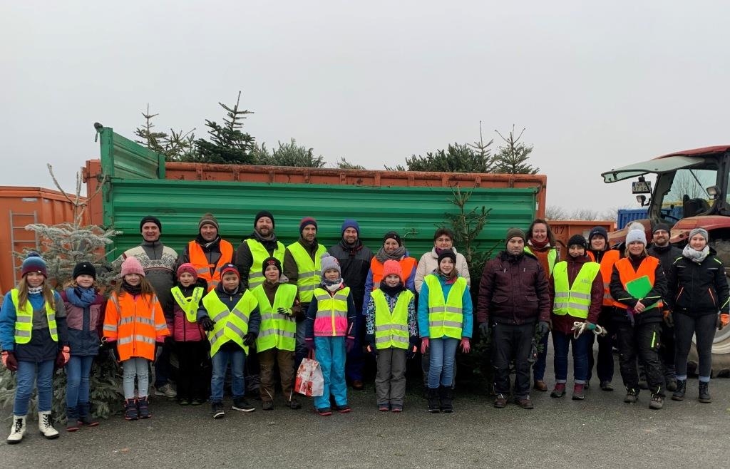Seubersdorfer Kinder sammelten 60 Christbäume ein