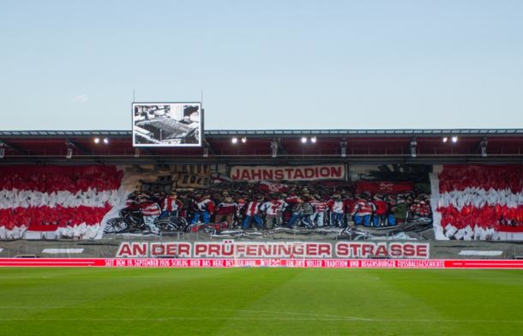 Before the Düsseldorf match: SSV Jahn supporters pay tribute to the old ...