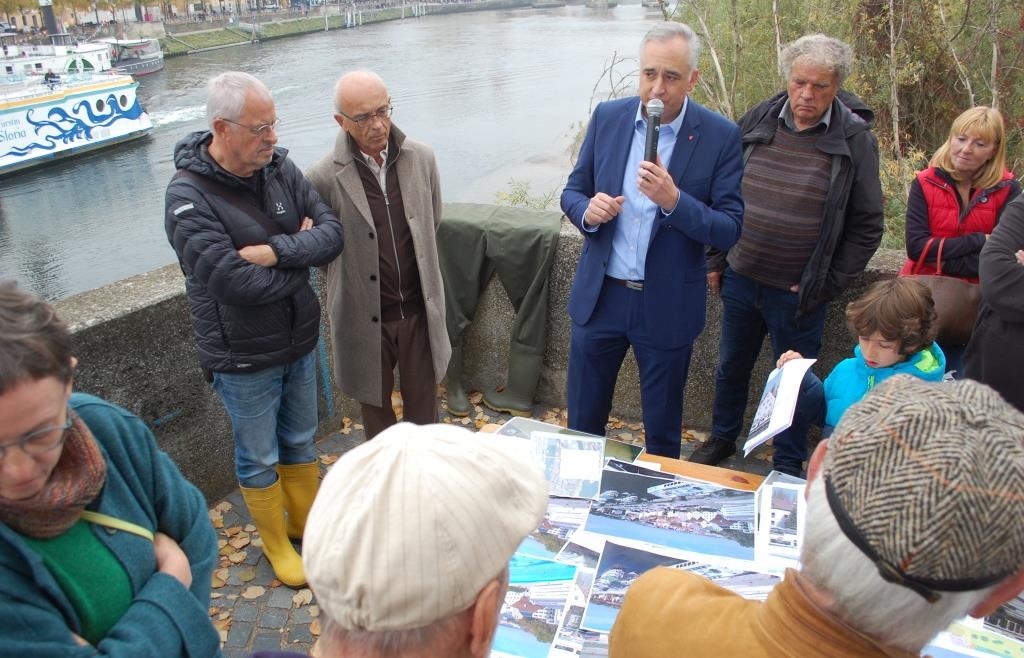 Booing, jeering, laughing: Harsh words at the Regensburg flood summit