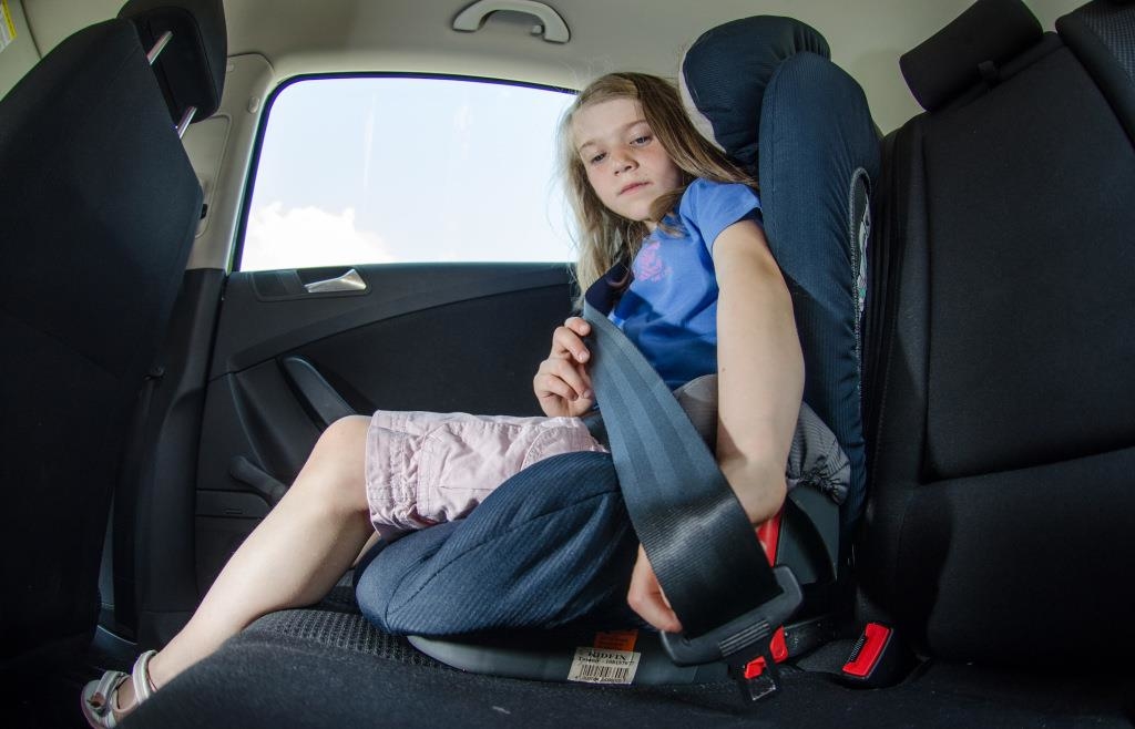 Kinder im Auto sichern Polizei macht auch in AmbergSulzbach auf Gefahren aufmerksam