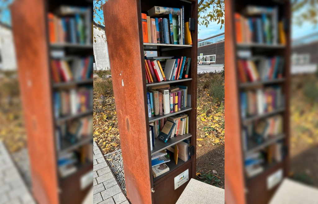 For the second time: Glass door of the public bookcase in Furth im Wald ...