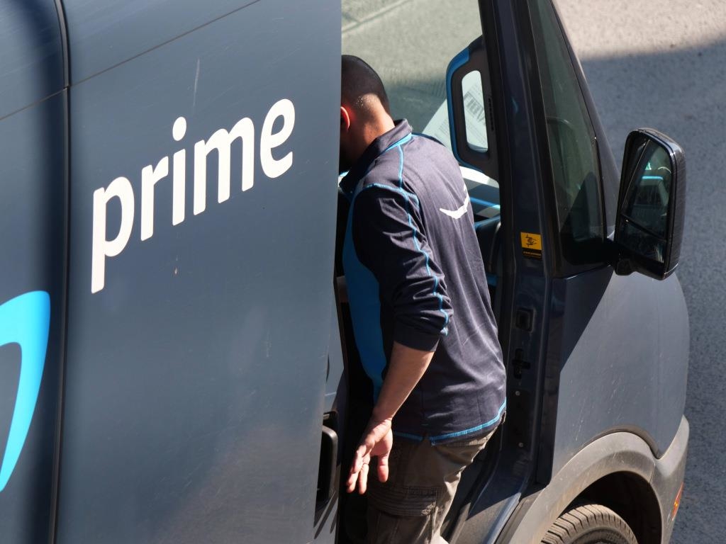 Package dispute in Pfreimd escalates: 80-year-old chases Amazon delivery ...