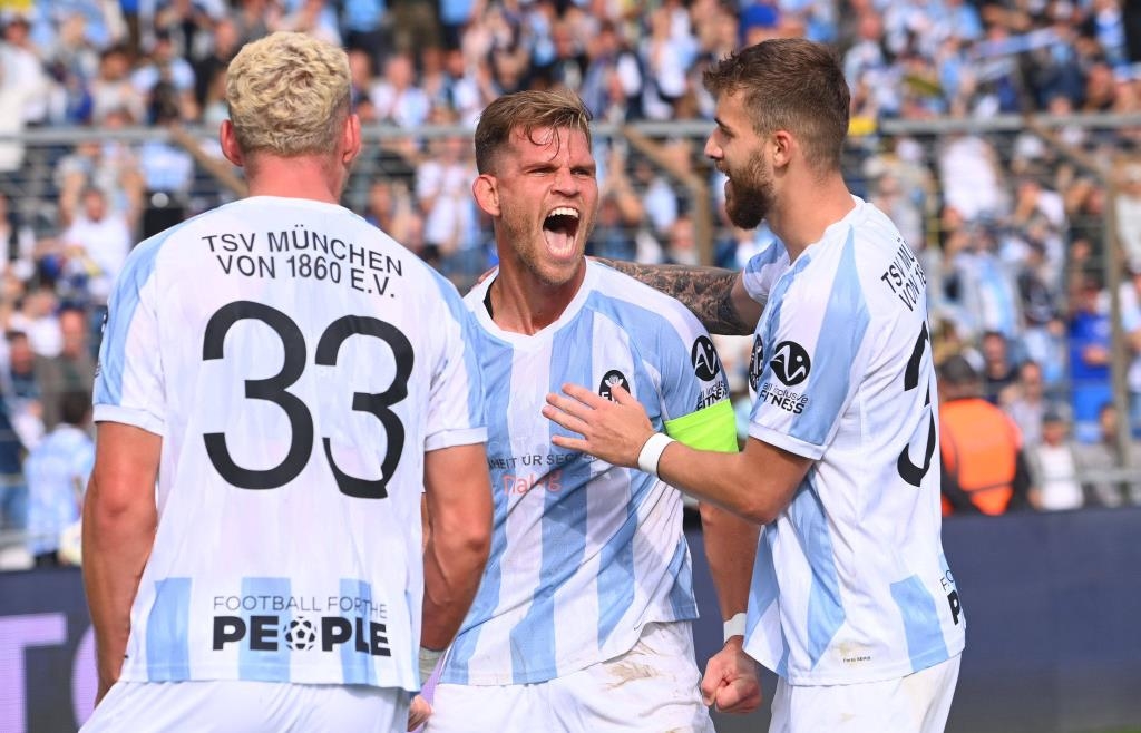 Medical emergency: Regensburg resident collapses during Lions game - | ...