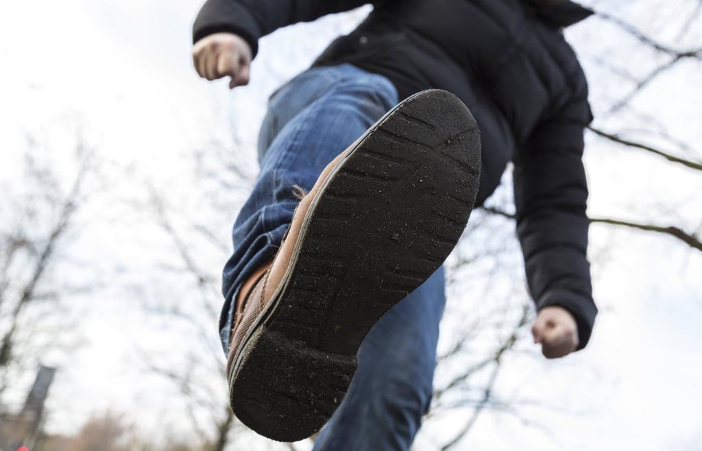 Passanten filmen, wie 23-Jähriger in Regensburg von Gruppe geschlagen wird