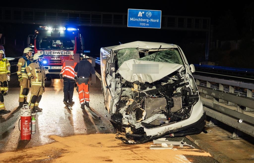Kleinbus kollidiert mit Wohnmobil auf der A9 bei Münchberg