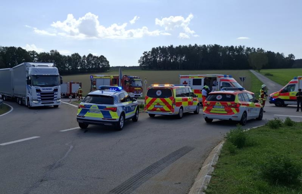 Unfall auf der B85 bei Bodenwöhr: Drei Verletzte, Totalschaden an zwei Autos