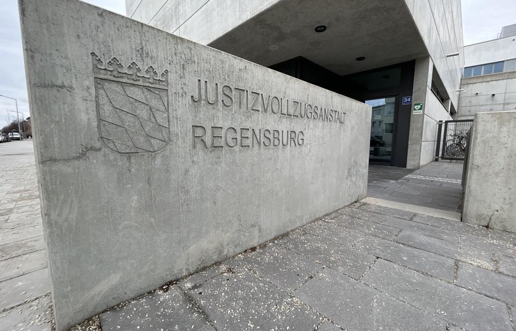 Regensburg prison: Officer allegedly smuggled in cell phones and drugs - | ...