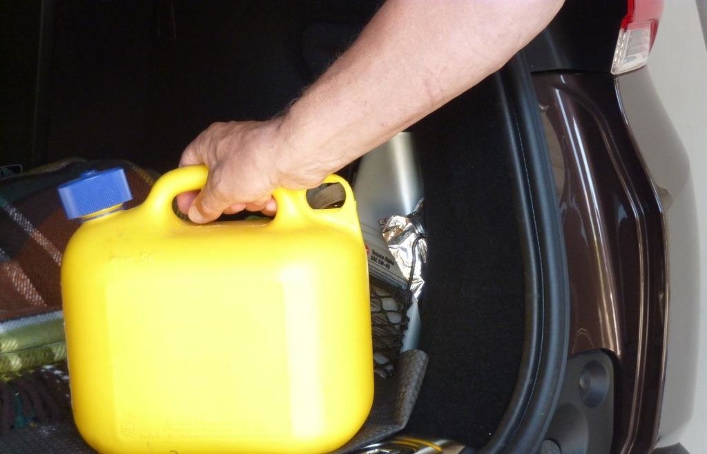 Faszinierend Benzinkanister Im Auto Bildernull