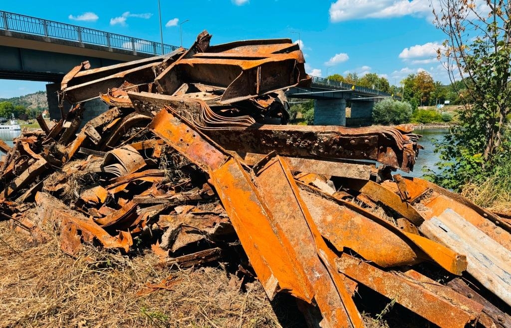 Blown-up bridge lay in the Danube since World War II - | Low water levels ...
