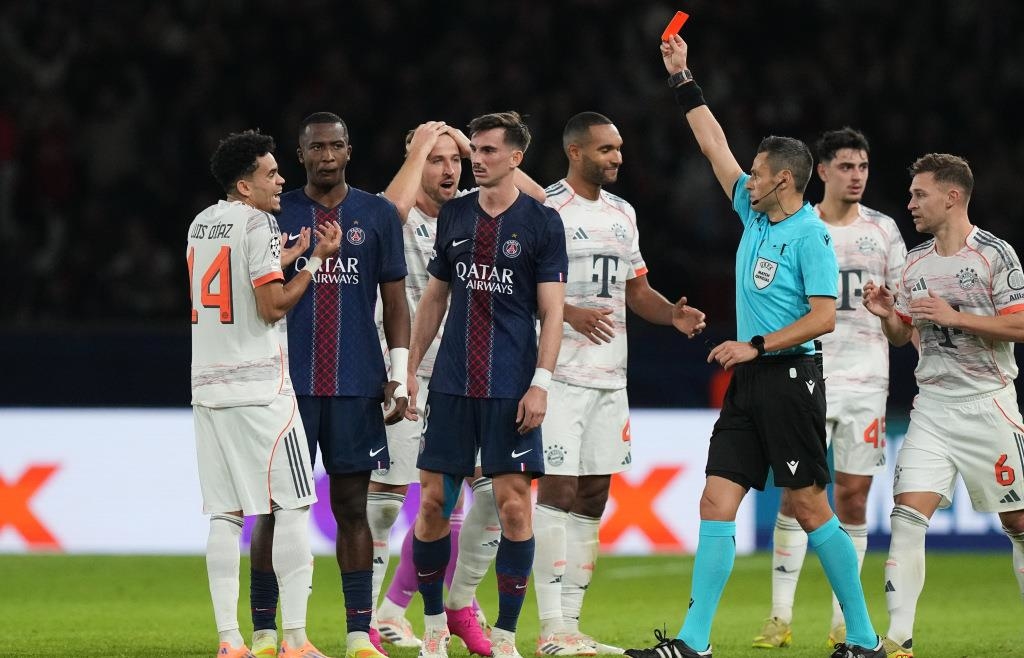 FC Bayern triumphiert nach Díaz-Doppelpack und Rot in Paris