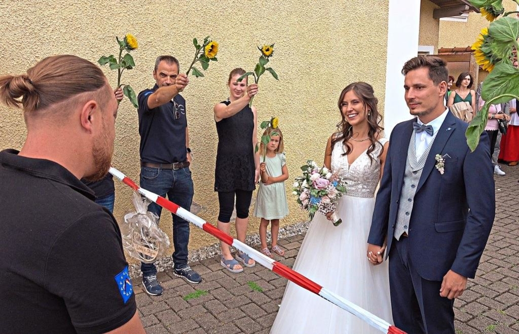 Spalier aus Sonnenblumen empfängt Brautpaar Lena und Stefan Schuster ...