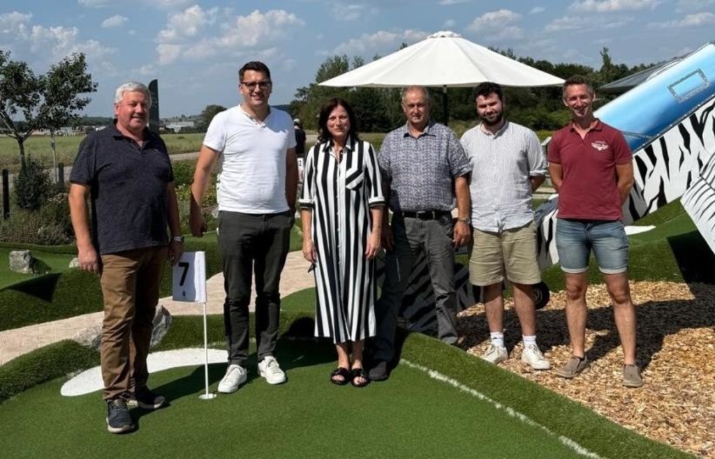 Von Bruck bis nach Brüssel: Europa-Abgeordneter Doleschal zu Besuch am Minigolf-Platz