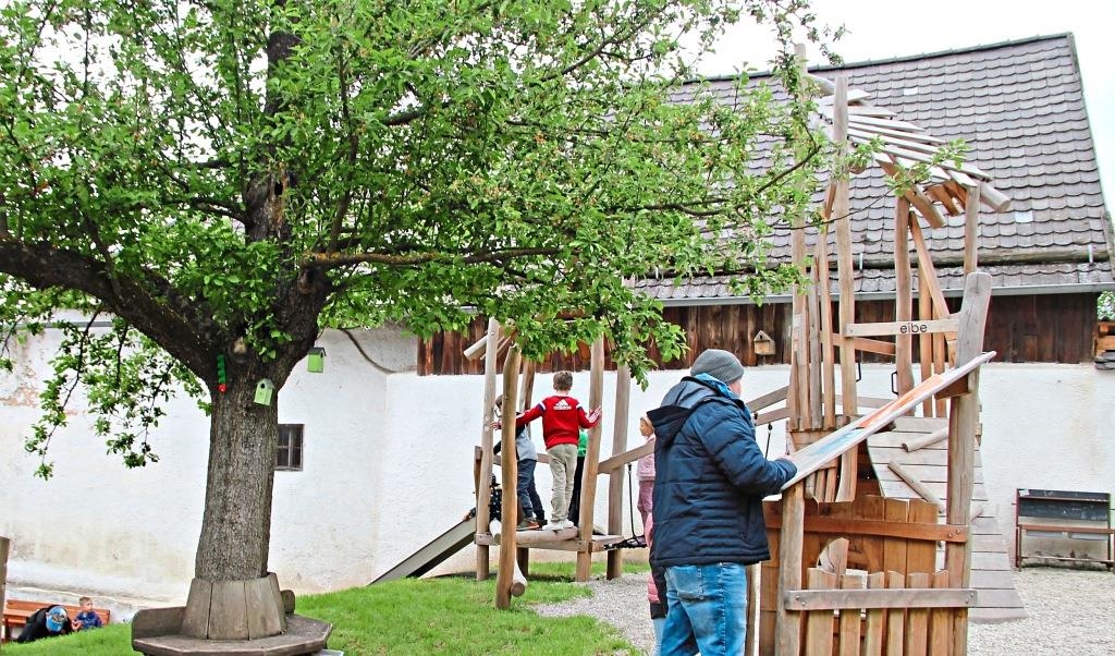 Kindergarten St. Jakobus weiht mit Maifest neu gestalteten Garten ein   Gesamtkosten 100000 Euro