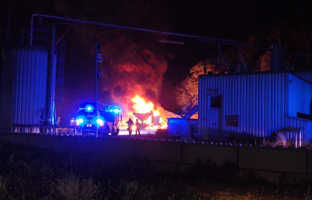 Brand im Regensburger Norden – Traktor und Förderband in Flammen