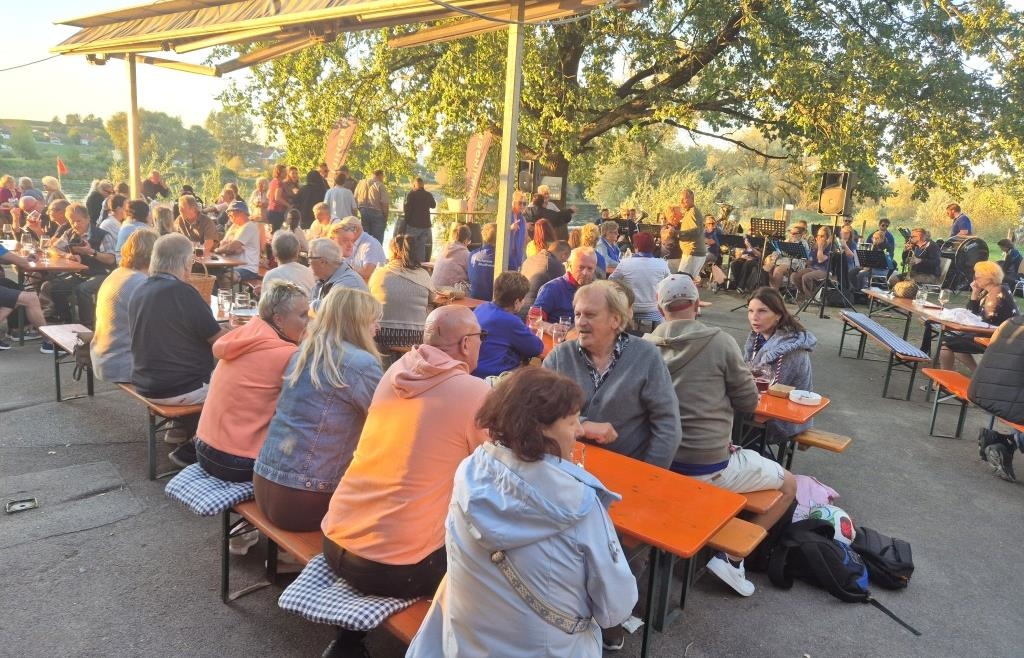Fest im Biergarten an der Fähre in Eining als „Gegenveranstaltung zum ...