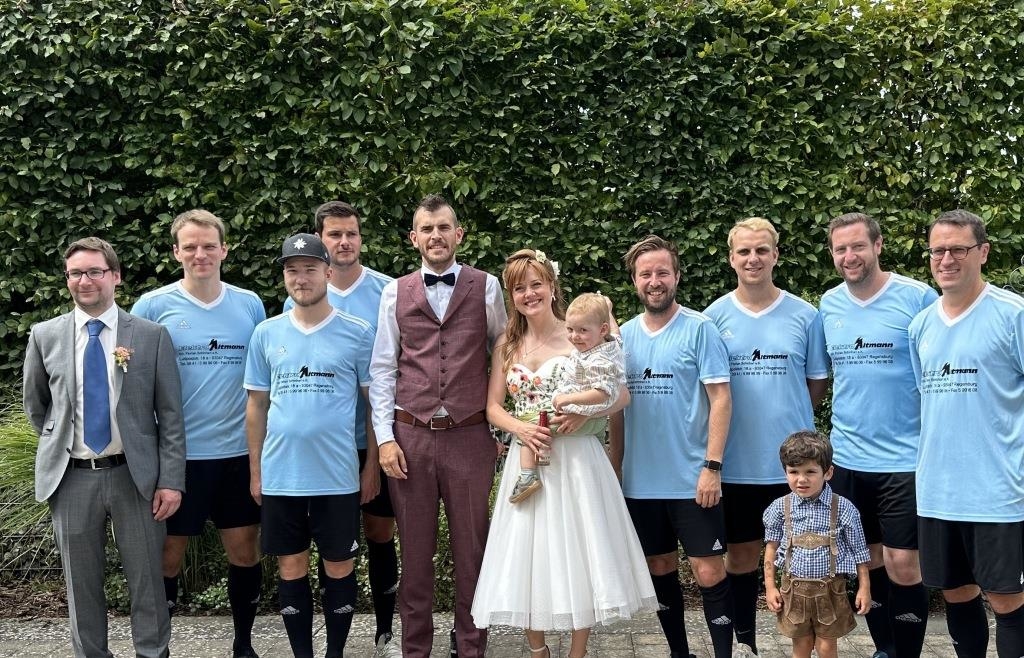 Redakteur unter der Haube – Fußballer Empfingen Brautpaar mit Spalier
