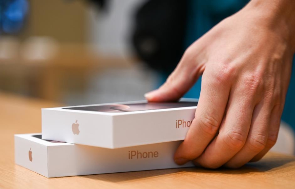 Fake iPhones instead of real ones: Woman (18) caught attempting fraud in ...