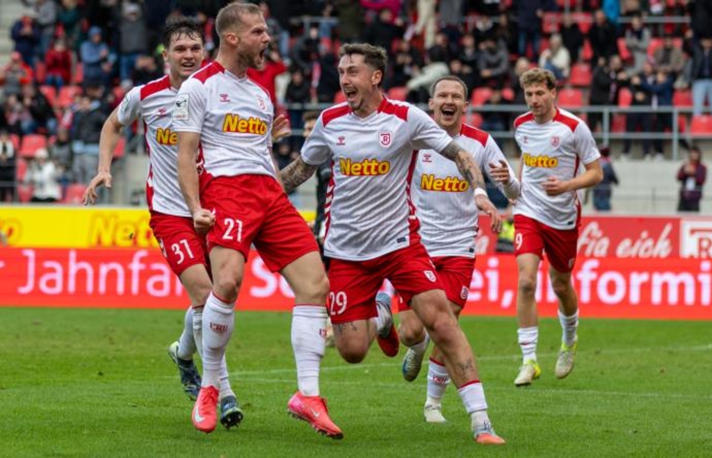 Beim furiosen 3:2 des Jahn gegen Stuttgart II spielt Thema Doppelpack in ...
