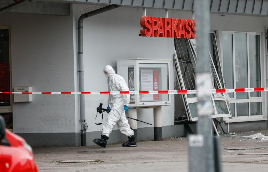 Sparkassen- und VR-Bankautomaten in Erlangen gesprengt – Täter auf der ...
