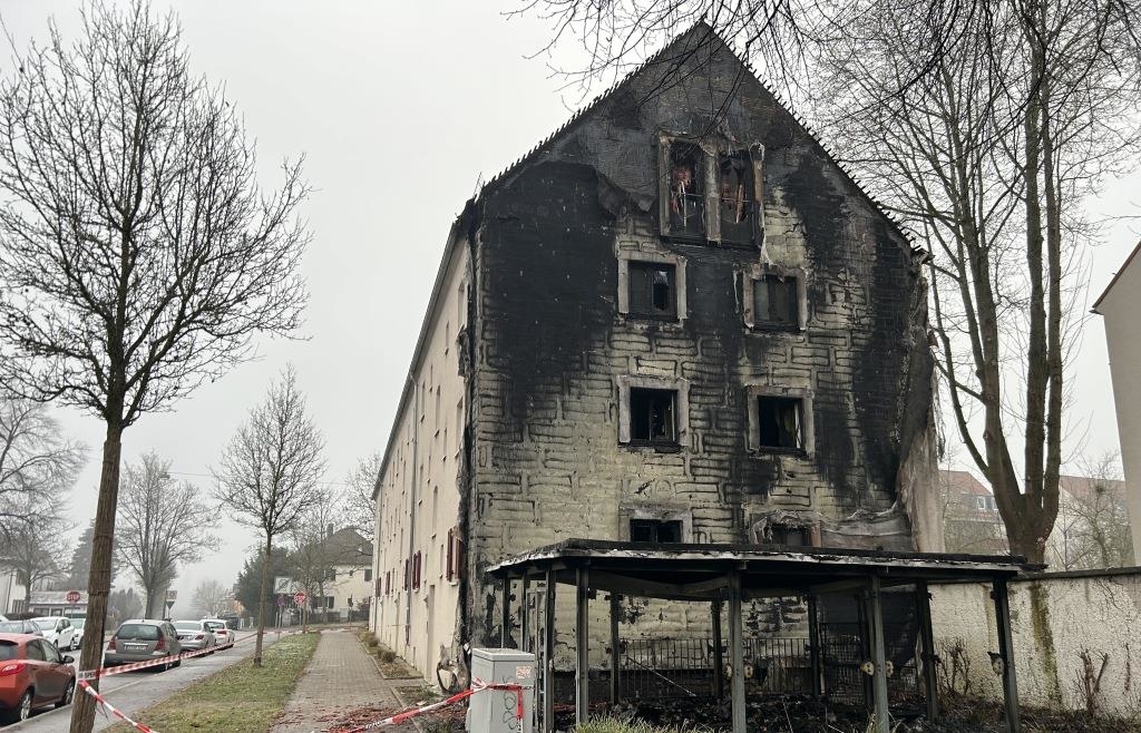 zwei-menschen-in-weiden-durch-feuerwerk-schwer-verletzt-hoher-schaden