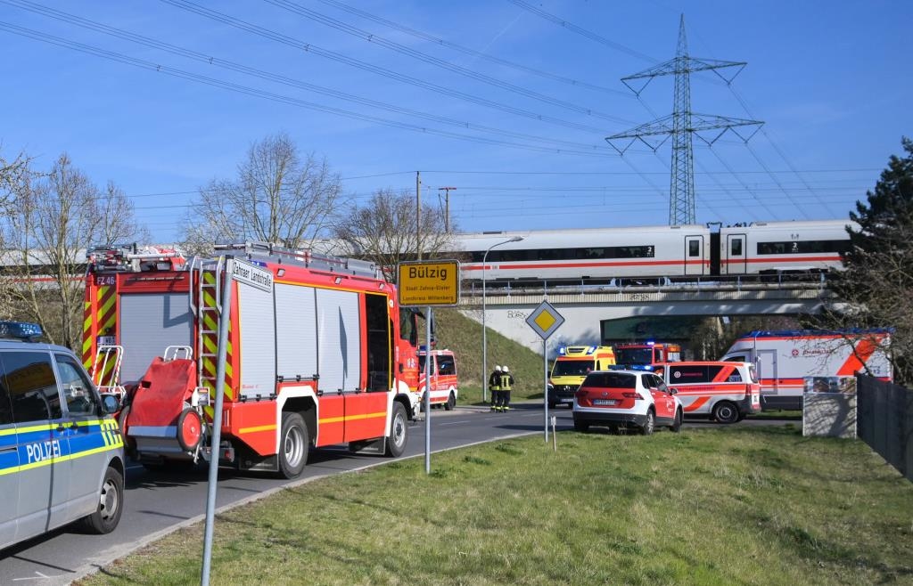 Overhead line falls on ICE train: Hundreds of passengers are stranded - | ...