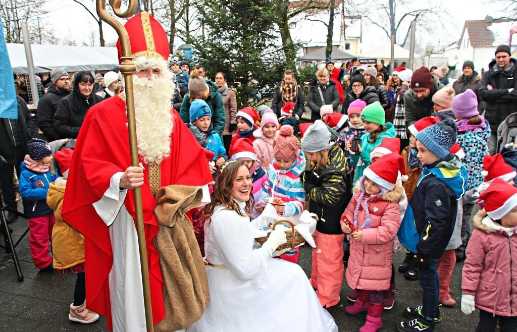 Viel los am Holzheimer Weihnachtsmarkt Auch Christkind und St