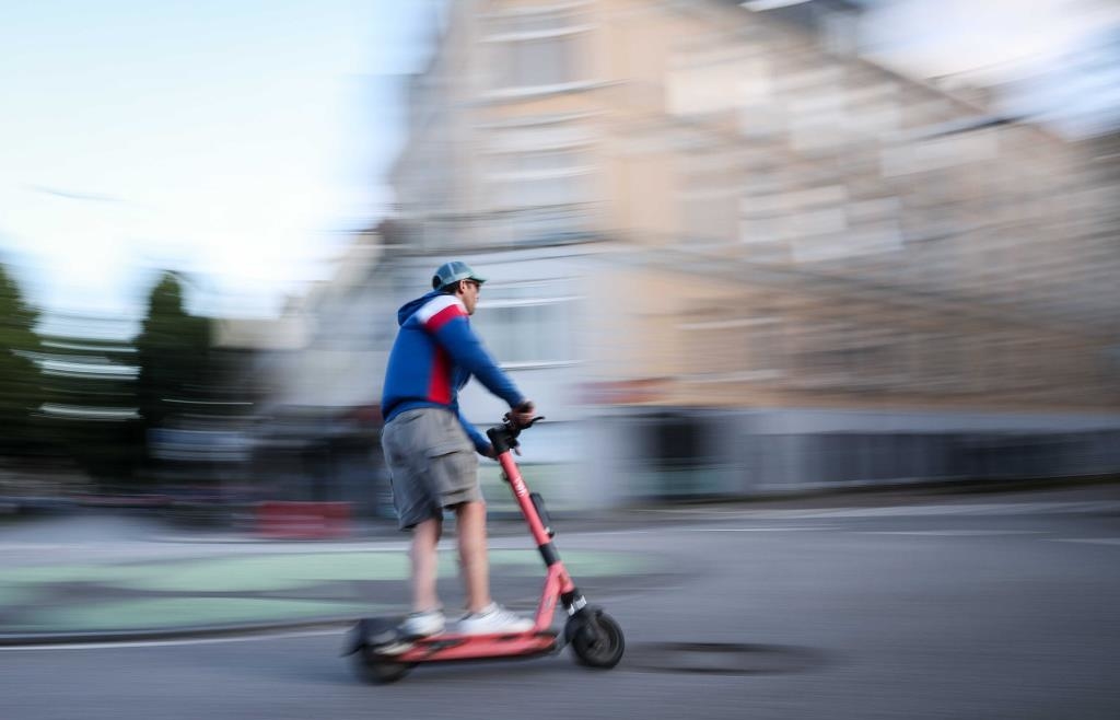 E-Scooter mit 42 Sachen unterwegs: Rodinger Polizei stoppt frisiertes Zweirad