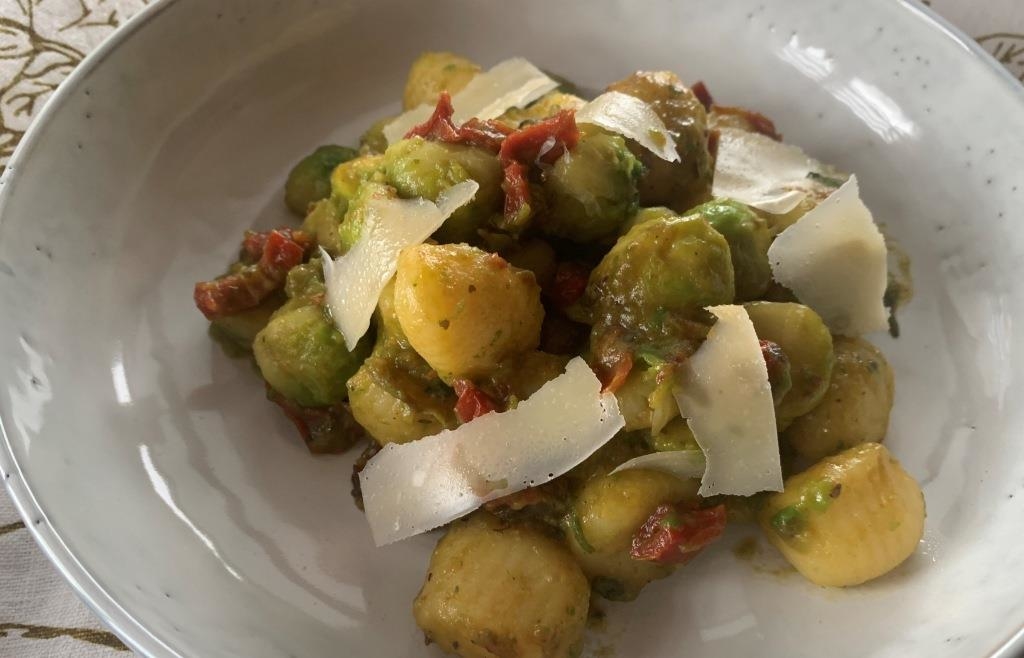 Rosenkohlpfanne mit Gnocchi