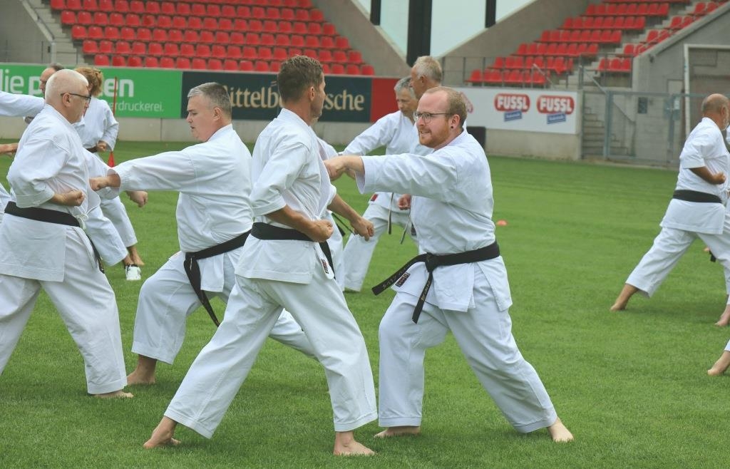 Karate auf dem Rasen Kampfsportler aus Mitterfecking trainieren im