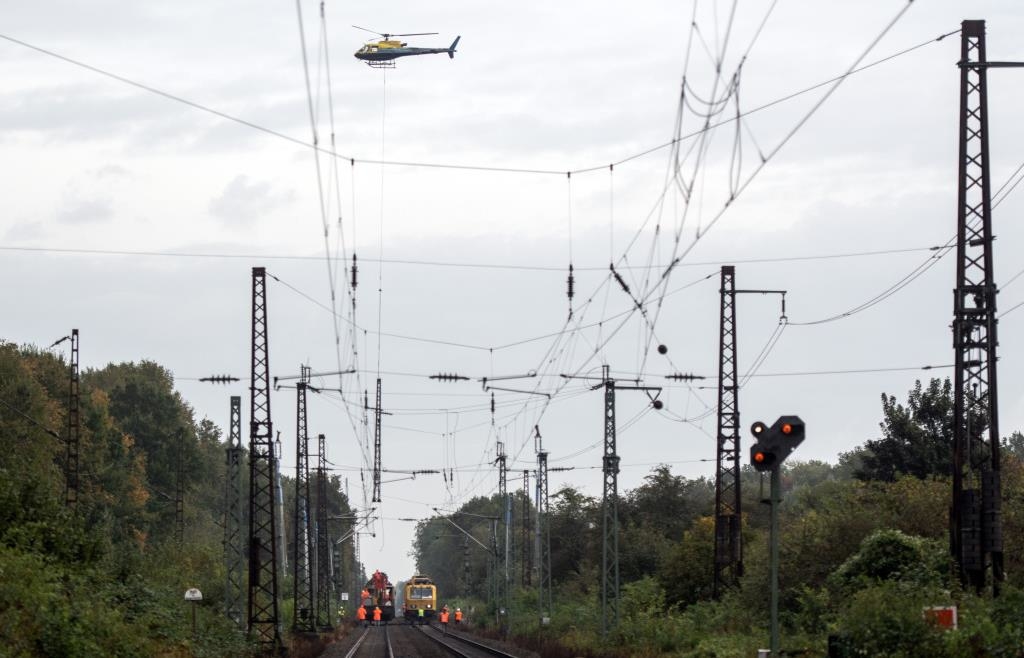 Helicopter flies in masts: Railway line renovation also brings road ...