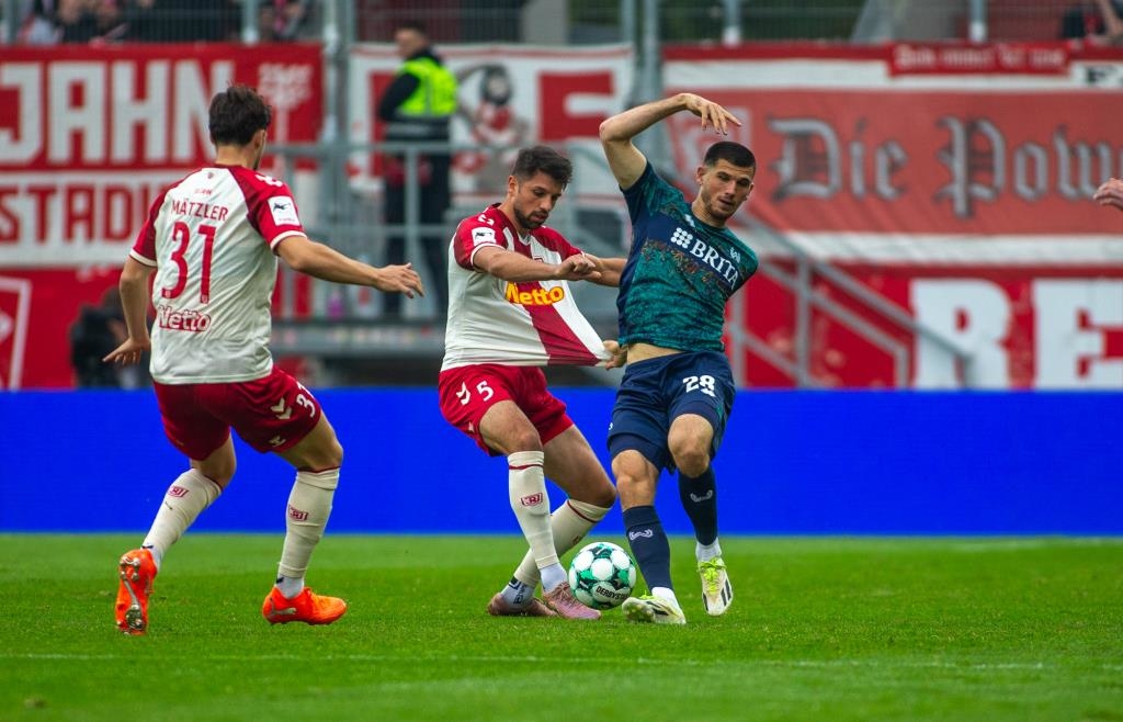 SSV Jahn holt einen Punkt gegen Wiesbaden – Kuriose Szene um ...