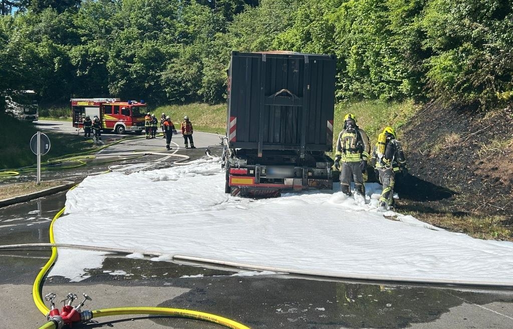Großer Feuerwehreinsatz auf der Staatsstraße bei Nittenau: Lkw-Auflieger ...