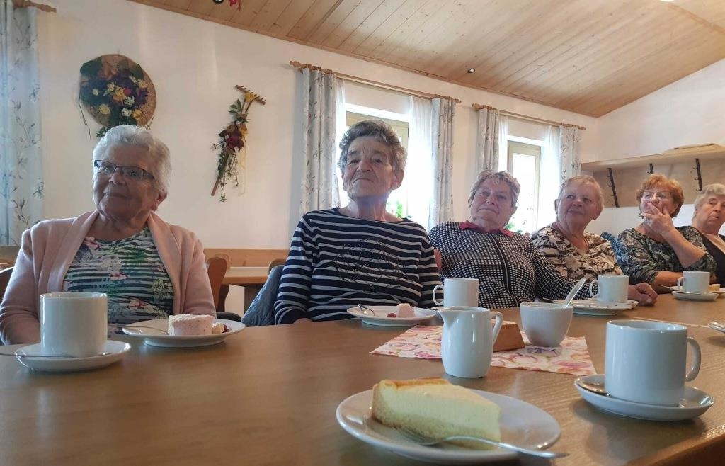 Bürgerversammlung mit Eierlikörkuchen für die Senioren in Kirchdorf