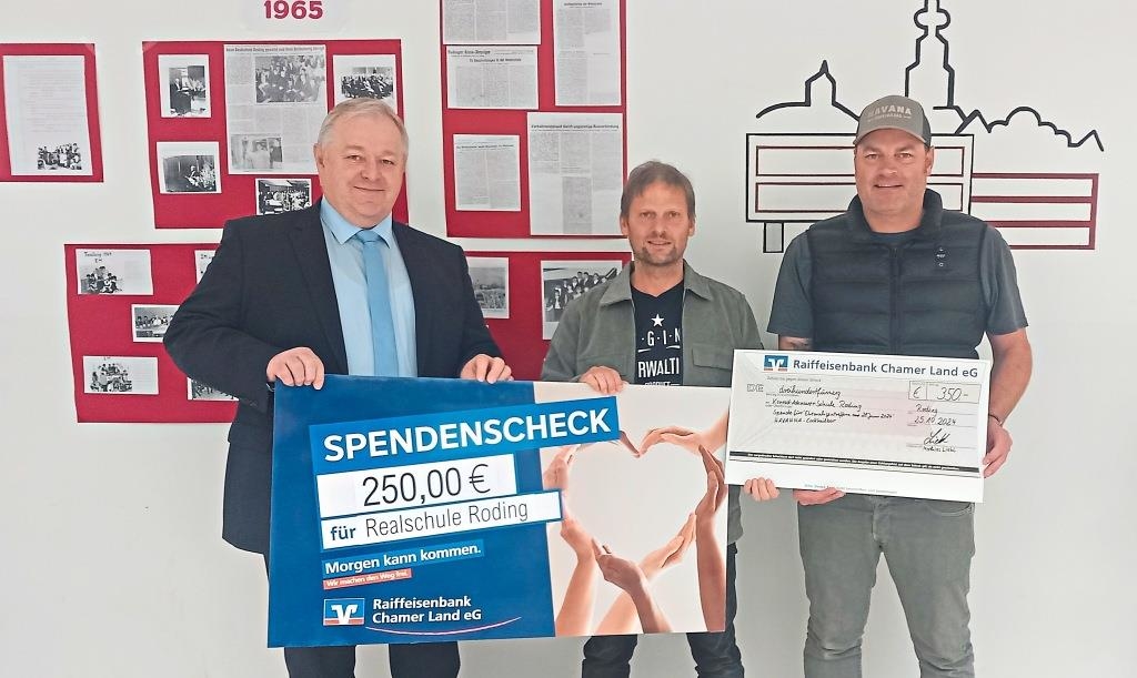 Zwei Spendenschecks für die Rodinger Realschule